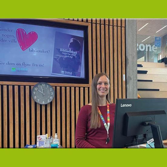 Siki står klar til at hjælpe borgerne ved PC'en på Støvring Bibliotek