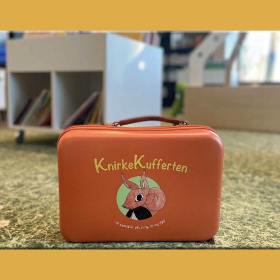 Knirkekuffert fotograferet på Støvring Bibliotek