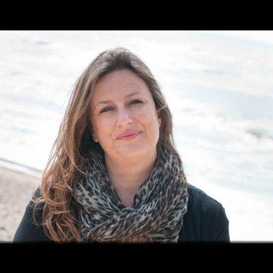 Portræt af Elly Griffiths. Lånt fra hendes website ellygriffiths.co.uk