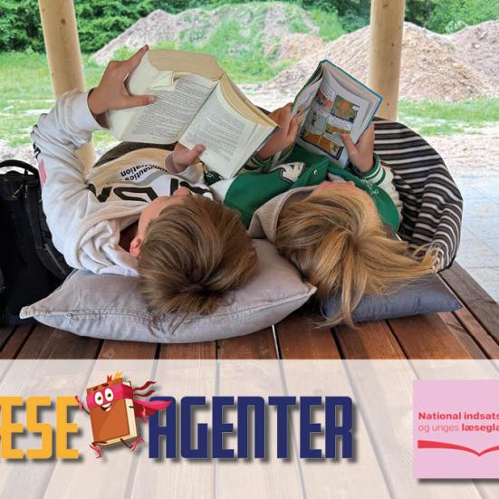 To læseagenter på et bord - med logo fra Læseagenter og National indsats for børn og unges læseglæde