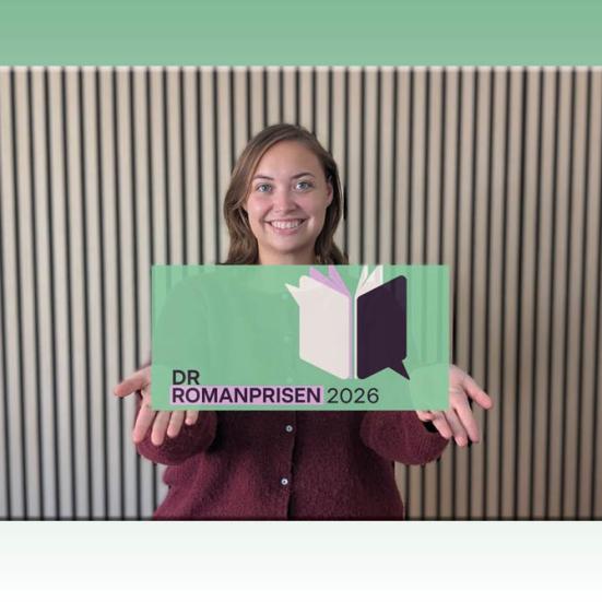 Portræt af Regitze med DR Romanprisen 2026-logo