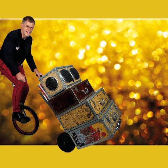 Søren med sine kufferter. Baggrundsfoto: Colourbox.dk