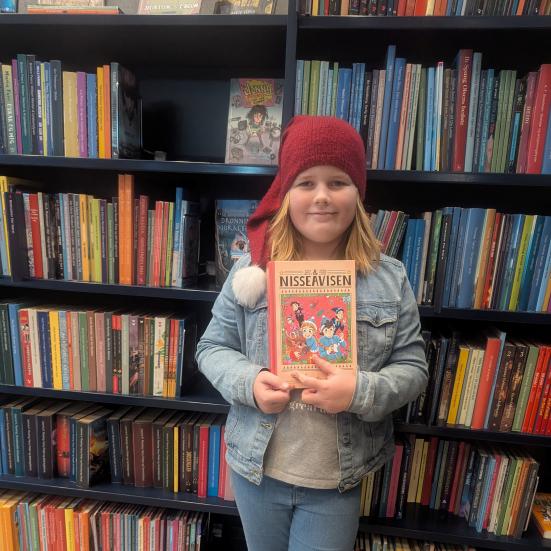 Læseagent Maya My med nissehue og bogen Nisseavisen