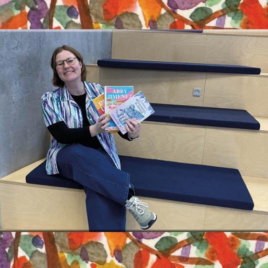 Line med en stak bøger