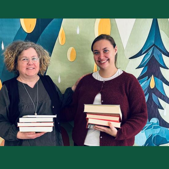 Charlotte og Regitze med en stak bøger