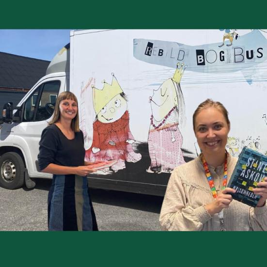 Matilde og Regitze foran bogbussen