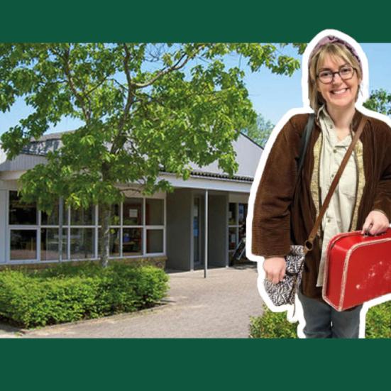 Anne Cathrine Hulthin med Terndrup Bibliotek i baggrunden
