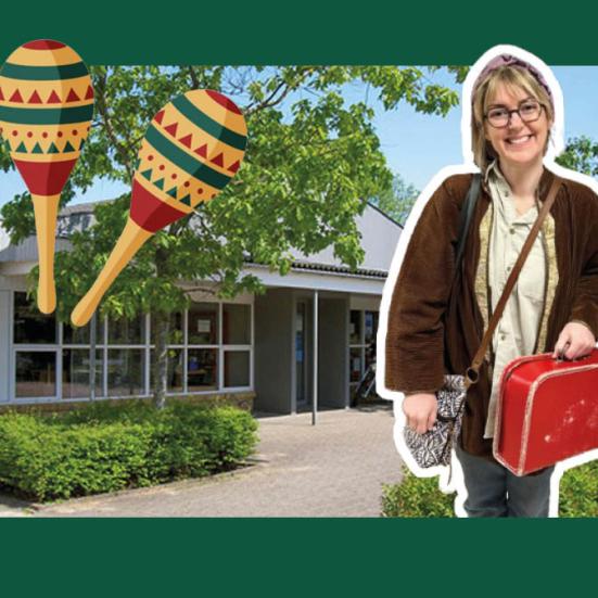 Anne Cathrine foran et billede af Terndrup Bibliotek