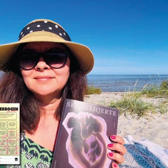 Heidi læser Skyggehjerte på stranden