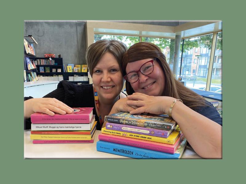 Mette og Signe med en bunke gode bøger