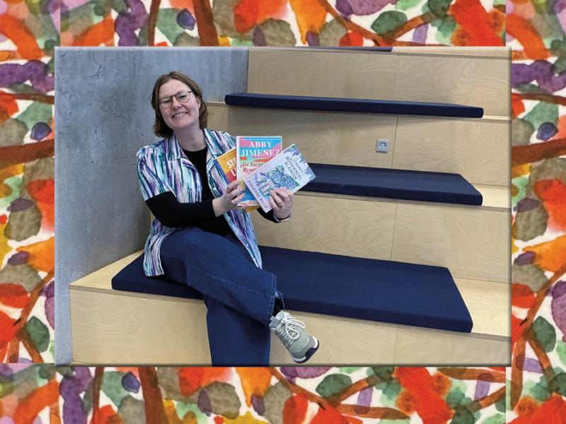 Line med en stak bøger