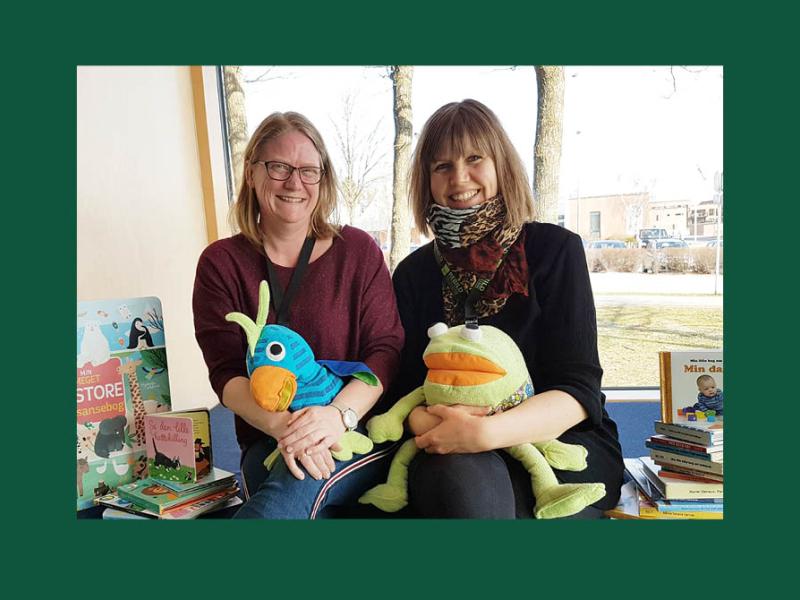 Jeanette og Mette omgivet af bøger til de mindste