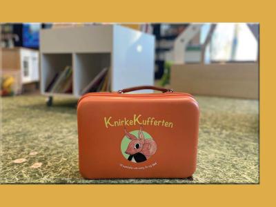 Knirkekuffert fotograferet på Støvring Bibliotek