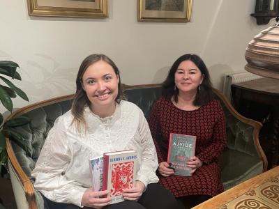 Regitze og Heidi i sofaen hos Café KeldH