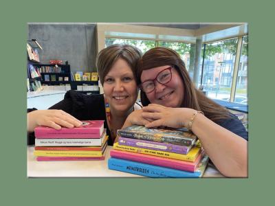 Mette og Signe med en bunke gode bøger