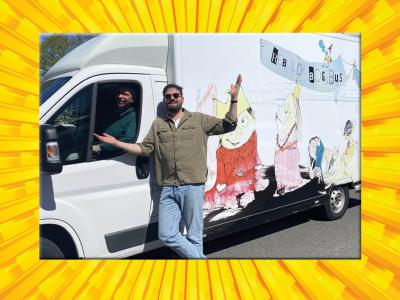 Peter siddende i og Linus stående udenfor Bogbussen 