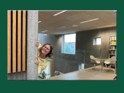 Line titter frem fra væggen på Støvring Bibliotek