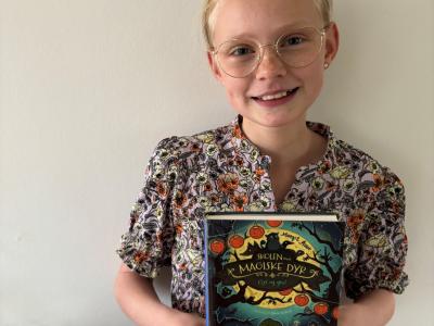 Portræt af Freja med bogen hun anbefaler