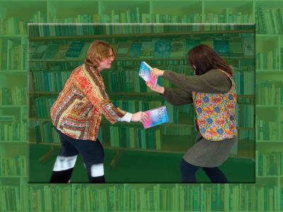 Line og Heidi i "bog-slåskamp"