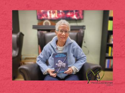 Lise Andersen med bogen "Vægtløfterne" og logo fra Frivilligcenter Rebild