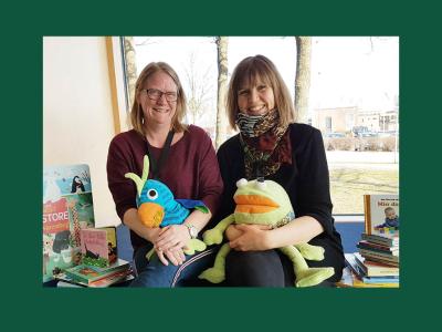 Jeanette og Mette omgivet af bøger til de mindste