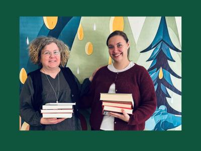 Charlotte og Regitze med en stak bøger