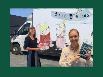 Matilde og Regitze foran bogbussen