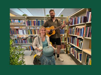 Portræt af AC og Linus i biblioteksrum