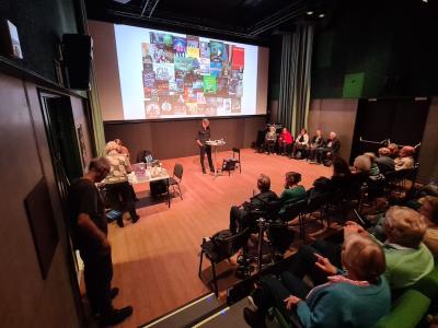 Foto af Jesper Wung-Sung på scenen fra Litterært Folkemødes Facebookside