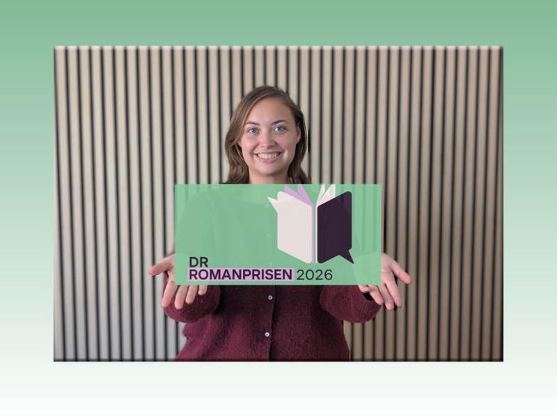 Portræt af Regitze med DR Romanprisen 2026-logo