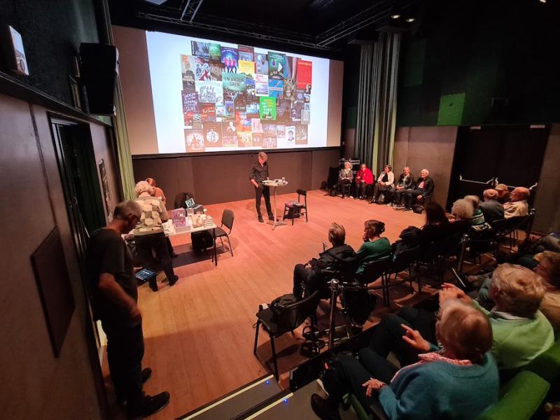 Foto af Jesper Wung-Sung på scenen fra Litterært Folkemødes Facebookside