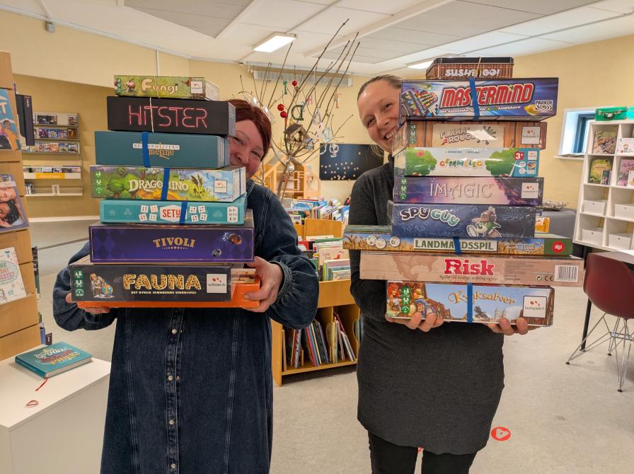 Signe og Siki med favnen fuld af nye brætspil