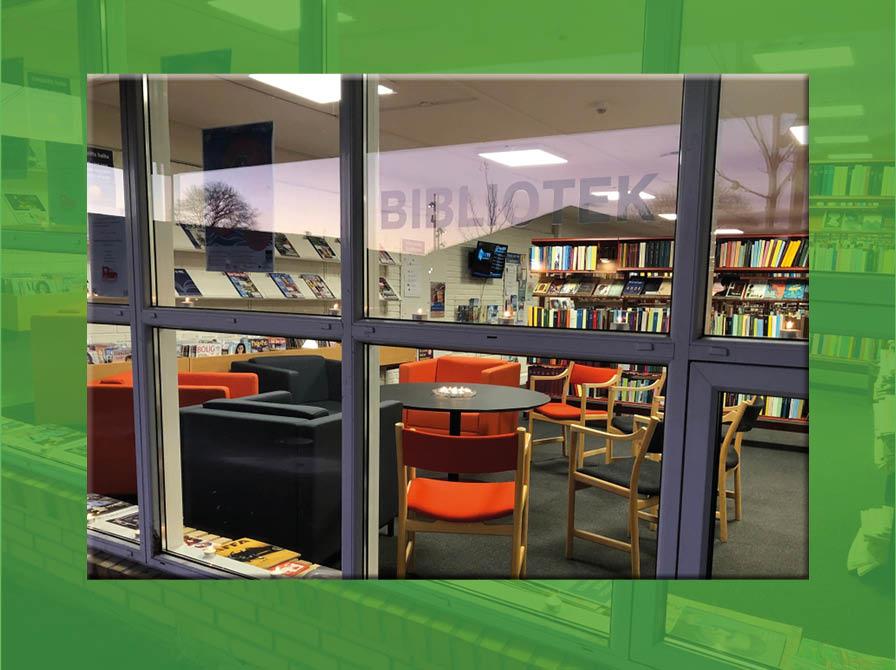Et kig ind til det hyggelige avislæsehjørne på Terndrup Bibliotek