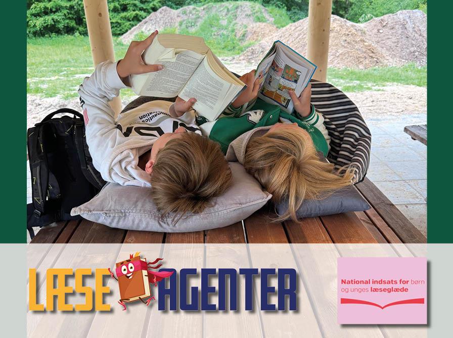 To læseagenter på et bord - med logo fra Læseagenter og National indsats for børn og unges læseglæde