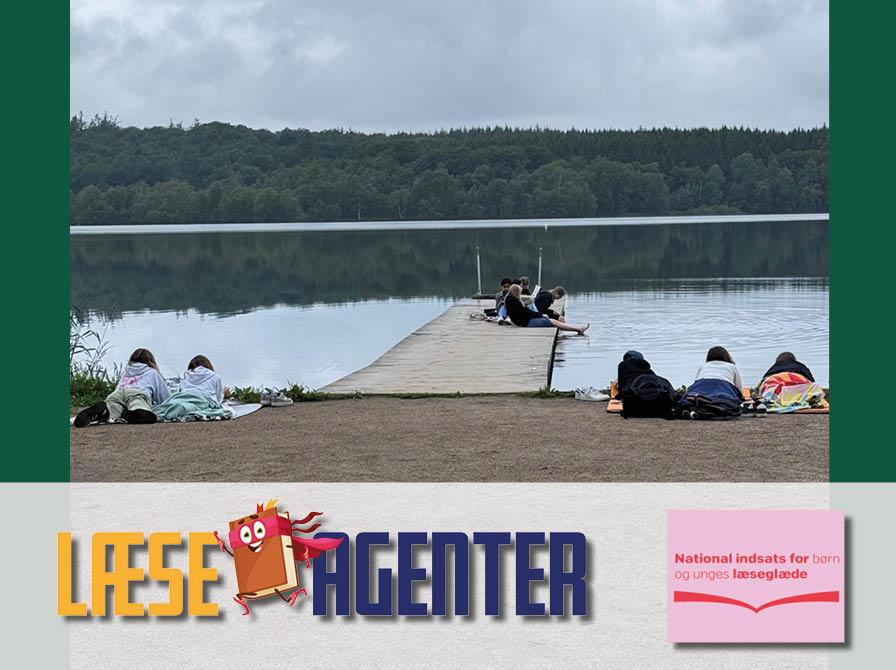 En flok læseagenter ved søen - med logo fra Læseagenter og National indsats for børn og unges læseglæde