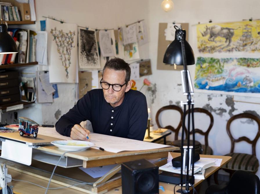 Carl Quist-Møller i sit arbejdsværelse