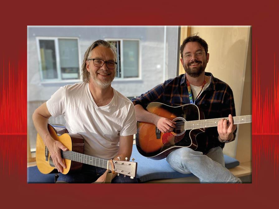 Stephan og Linus poserer med hver deres guitar
