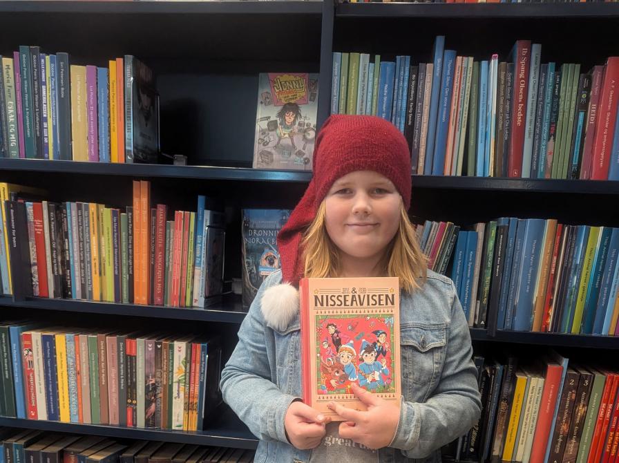 Læseagent Maya My med nissehue og bogen Nisseavisen