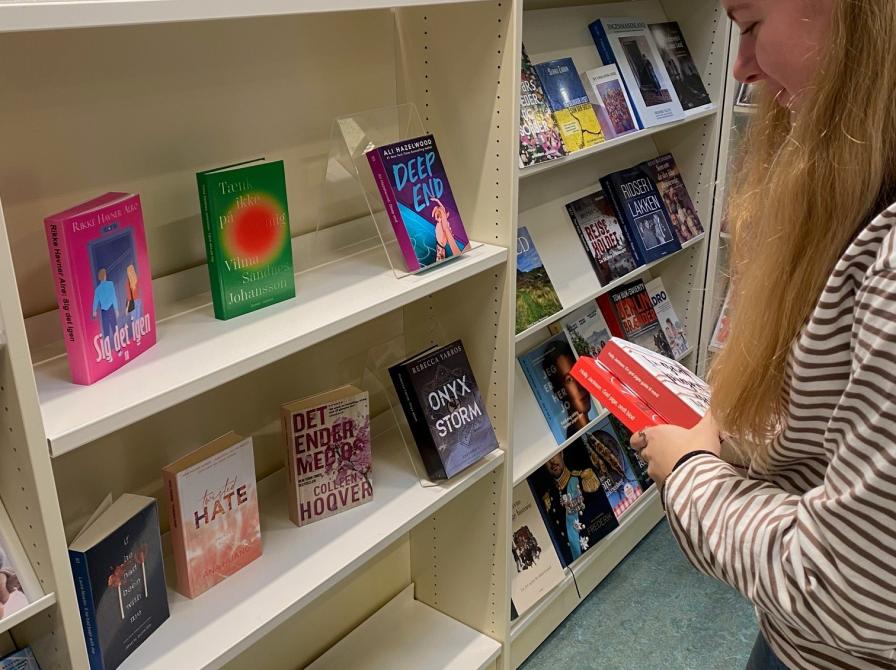 Cecilie i fuld sving med at lave sin udstilling