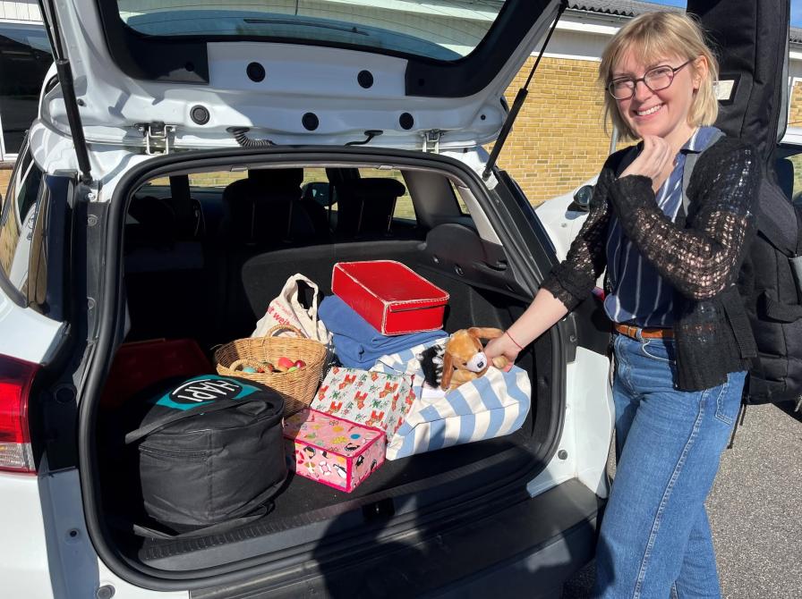 Anne Cathrine har pakket bilen med Minimusik-godter 
