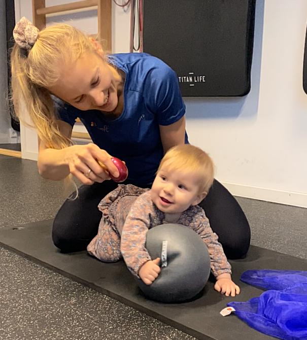 Fysioterapeut Lotte Kjeldgaard-Man tumler med en baby